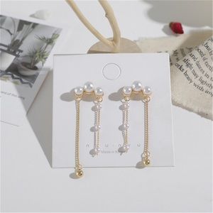 Brooch with pearl earrings